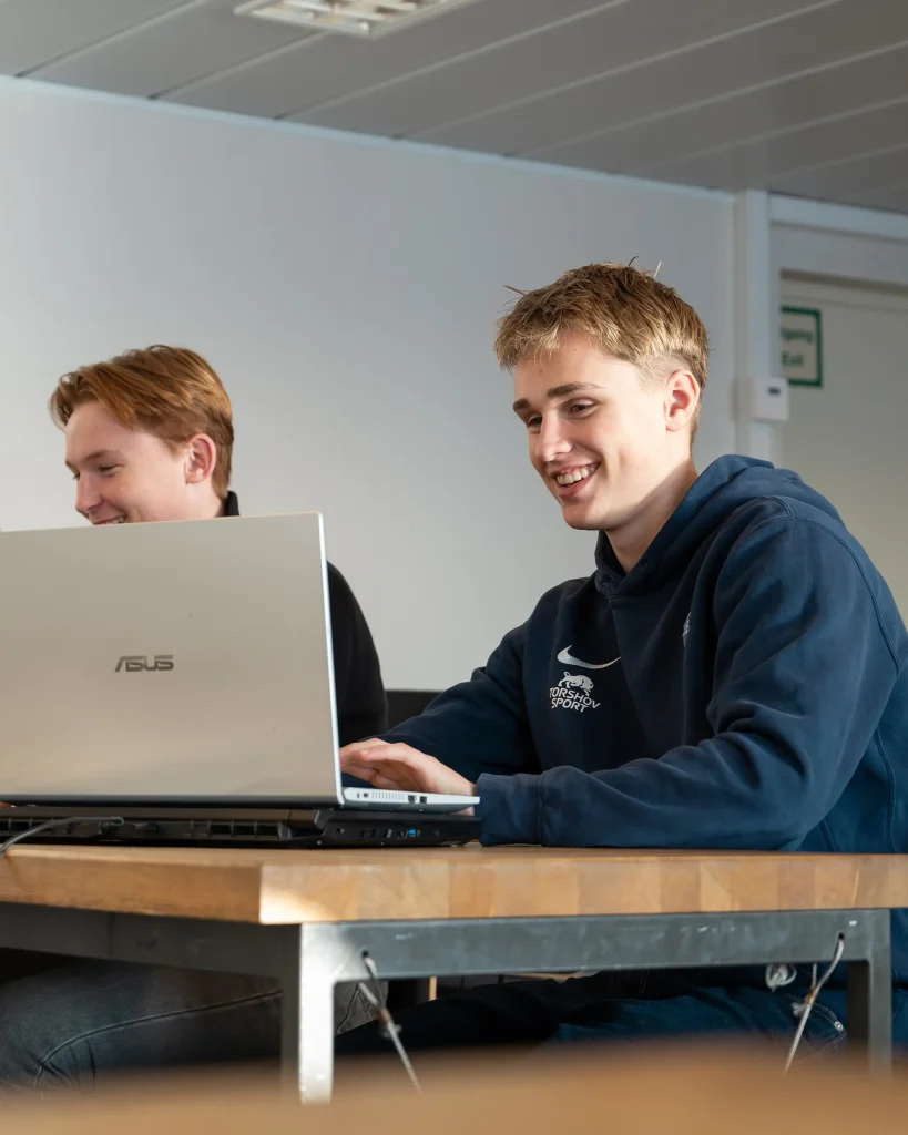 elev i arbeid på PC