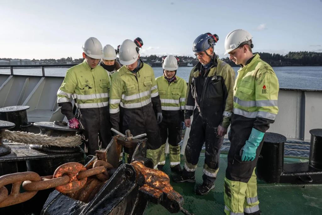 elever i praksis på fortøyningsdekk med instruktør