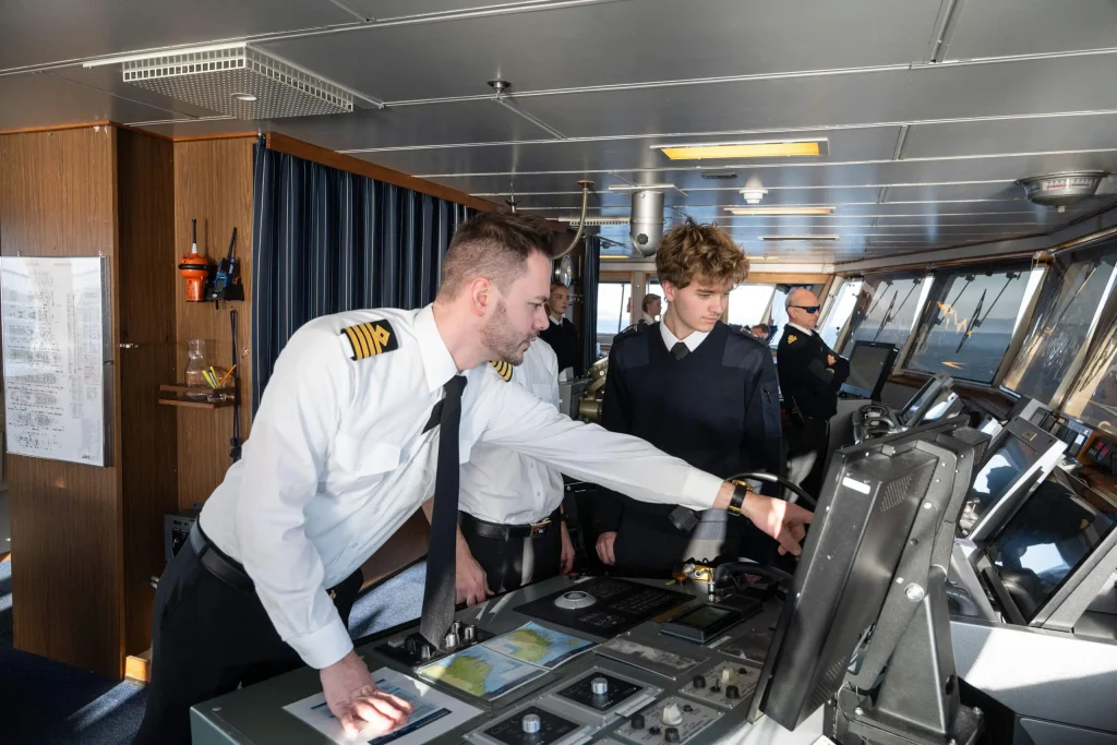 kaptein og elever på bro i uniform